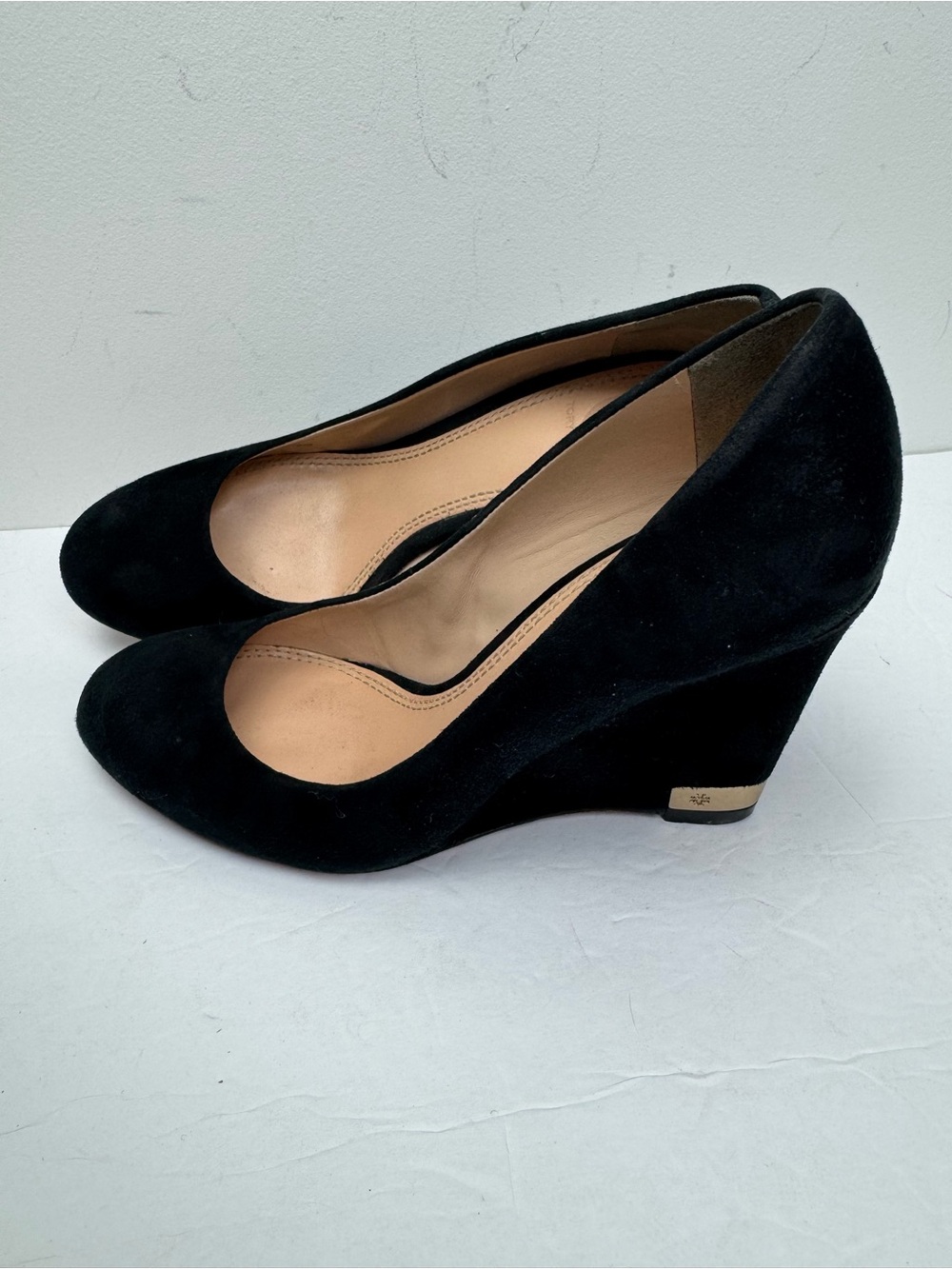 Tory Burch Astoria Wedge Pumps in Black Suede Size 6.5 - Picture 2 of 8